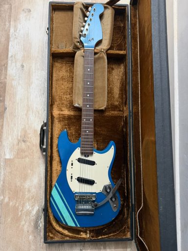COMPETITION MUSTANG - MIJ 70'S / CUSTOM LAKE PLACID BLUE COMPETITION MUSTANG - MIJ 70'S / CUSTOM LAKE PLACID BLUE