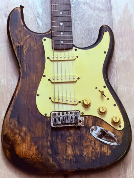 Fender Squier Stratocaster  - 2 Tone Sunburst - Master Build Relic