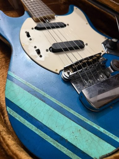 COMPETITION MUSTANG - MIJ 70'S / CUSTOM LAKE PLACID BLUE COMPETITION MUSTANG - MIJ 70'S / CUSTOM LAKE PLACID BLUE